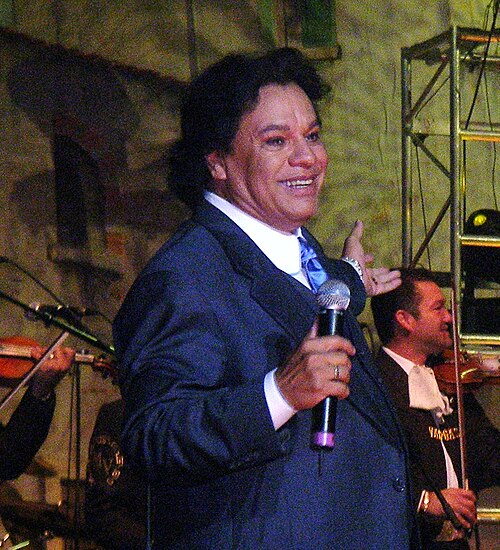 La imagen tiene un atributo ALT vacío; su nombre de archivo es Juan_Gabriel_in_2006.jpg