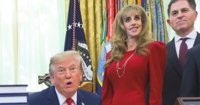 El presidente de EE. UU., Donald Trump (C), hace una declaración junto con (de izq. a der.) el comisionado de la Administración del Seguro Social, Frank Bisignano, el secretario del Tesoro de EE. UU., Scott Bessent, el director ejecutivo de Dell Technologies, Michael Dell, y su esposa Susan Dell, durante un evento en la Oficina Oval de la Casa Blanca el 07 de octubre de 2026 en Washington, D.C. El presidente Trump anunció que la inscripción automática en el depósito inicial gubernamental de $1,000 para niños nacidos entre 2025 y 2028, conocido como "Cuentas Trump", ya está activa. (Foto de Anna Moneymaker/Getty Images)