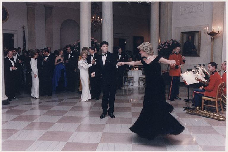 Princess Diana 'visibly blushed' while dancing with Neil Diamond at