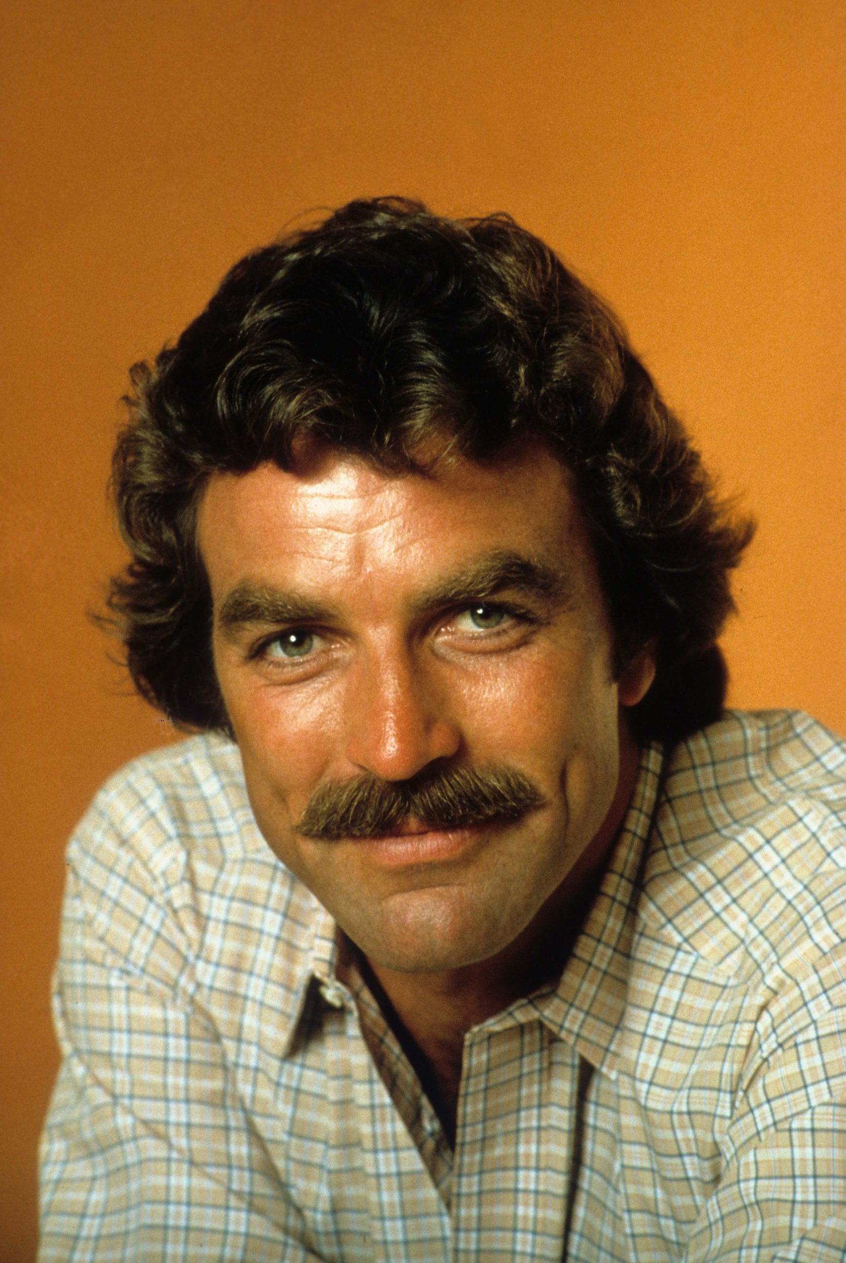 Tom Selleck ditches his trademark mustache and looks unrecognizable