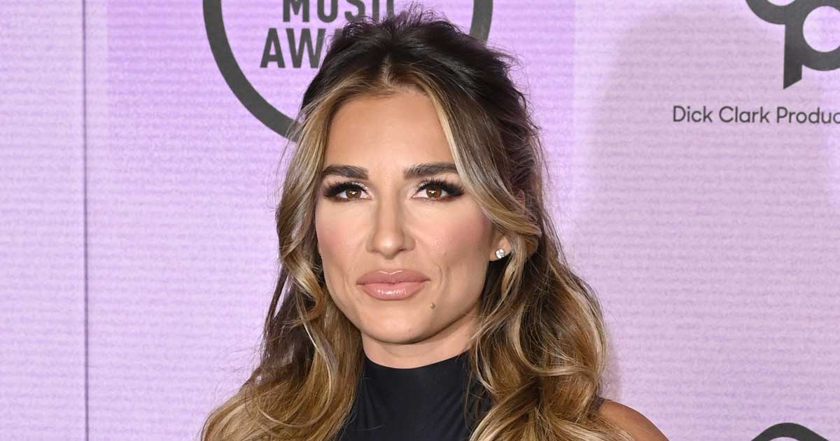Jessie James Decker slams United Airlines for humiliating pregnant