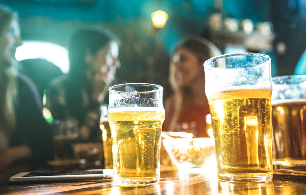 Psychology reveals why some people help waiters at their table. Credit: Shutterstock