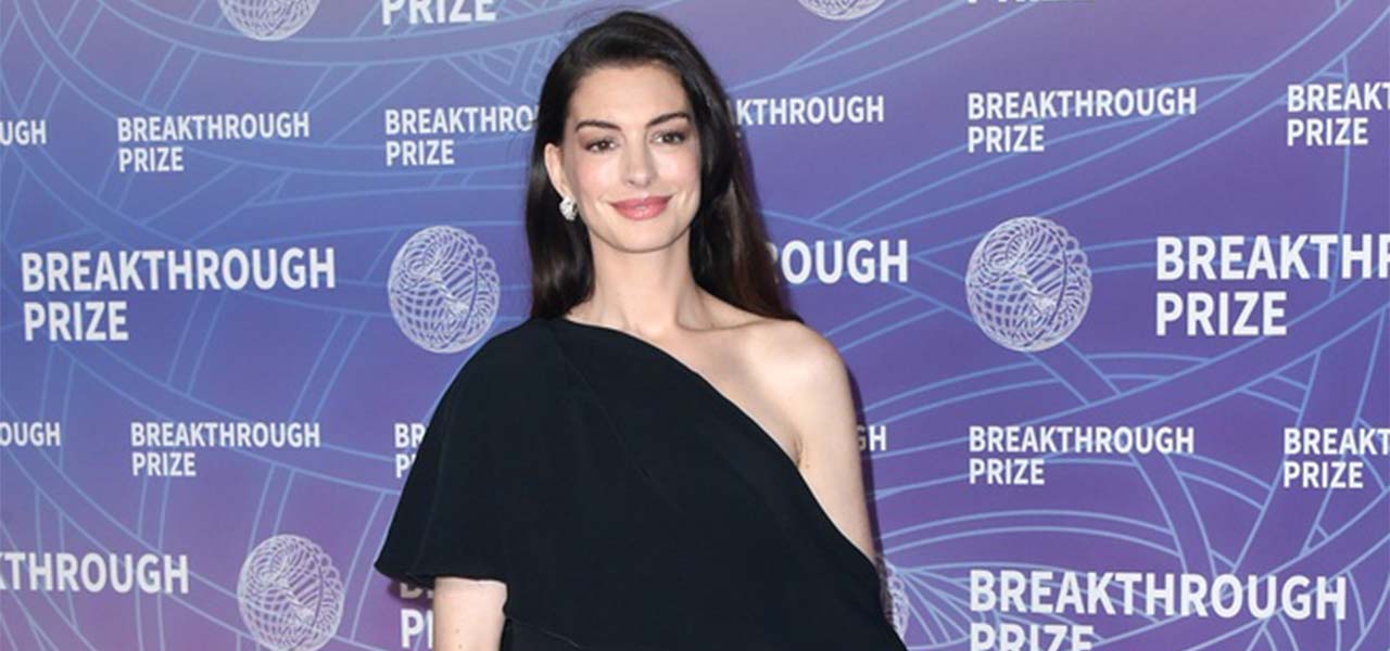Internet users point out strange detail in Anne Hathaway's pregnancy