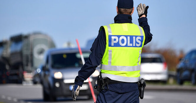 BORGEBY 2018-10-19 En polis dirigerar trafiken genom Borgeby i samband med en olycka på E6:an. Foto: Johan Nilsson / TT