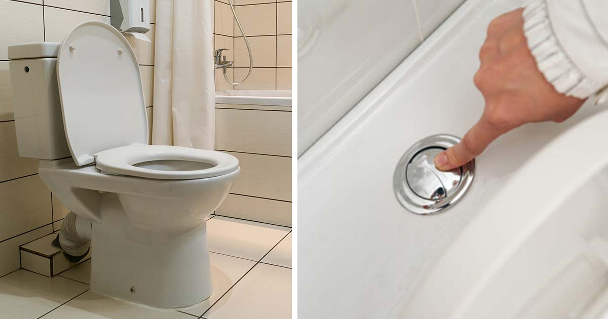 En person spolar toaletten.