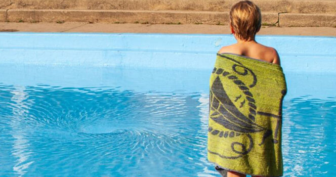 Barn vid pool.