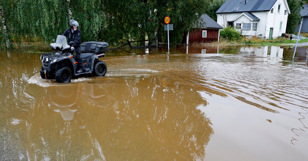Helgens regn i Västernorrland orsakade stora skador på vägar och järnvägar. Bild från Kramfors i söndags.