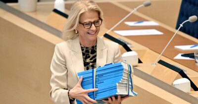 Så här såg det ut när finansminister Elisabeth Svantesson (M) överlämnade sin budgetproposition till riksdagen förra hösten. Arkivbild.