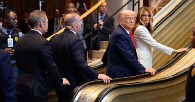 Donald och Melania Trump i rulltrappa som stannade plötsligt i FN-byggnaden i New York 2025. Foto: Stefan Jeremiah/AP/TT