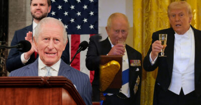 Kung Charles höll tal i USA:s kongress. Till höger skålar han med Donald Trump. Foto: Alex Brandon /AP/TT & Kylie Cooper /AP/TT