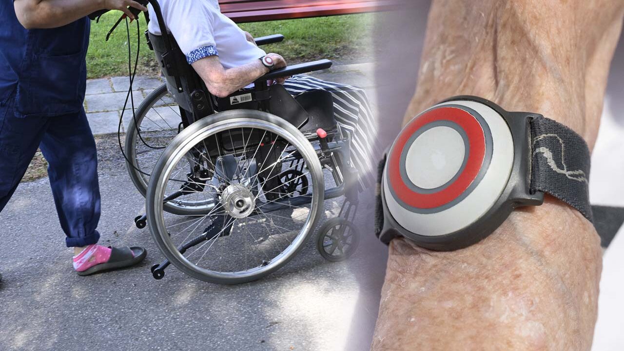 Personal på äldreboende skjutsar äldre person i rullstol. Bild till höger närbild på trygghetslarm på äldre persons arm.