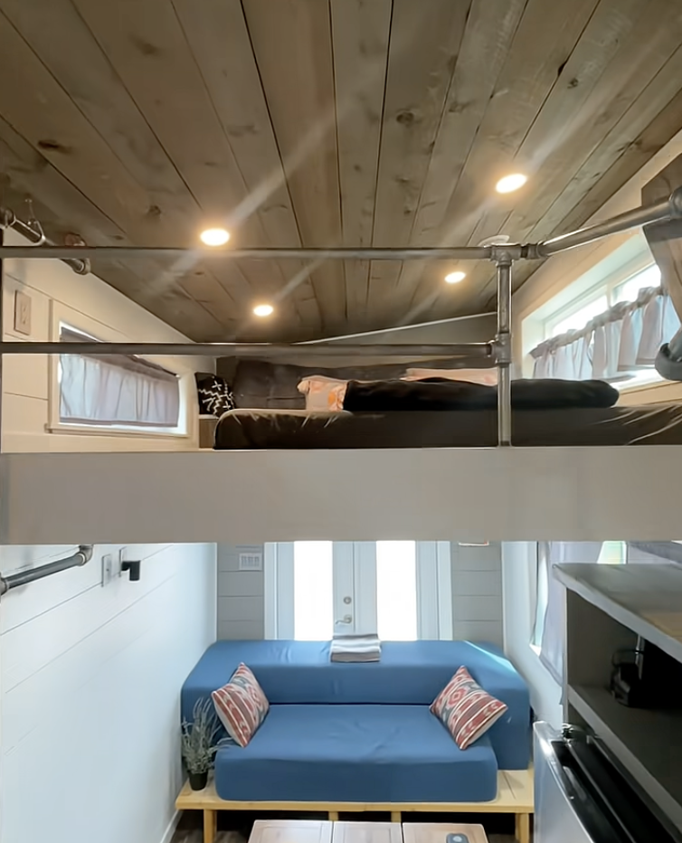 Bild inifrån vardagsrummet i ett minihus