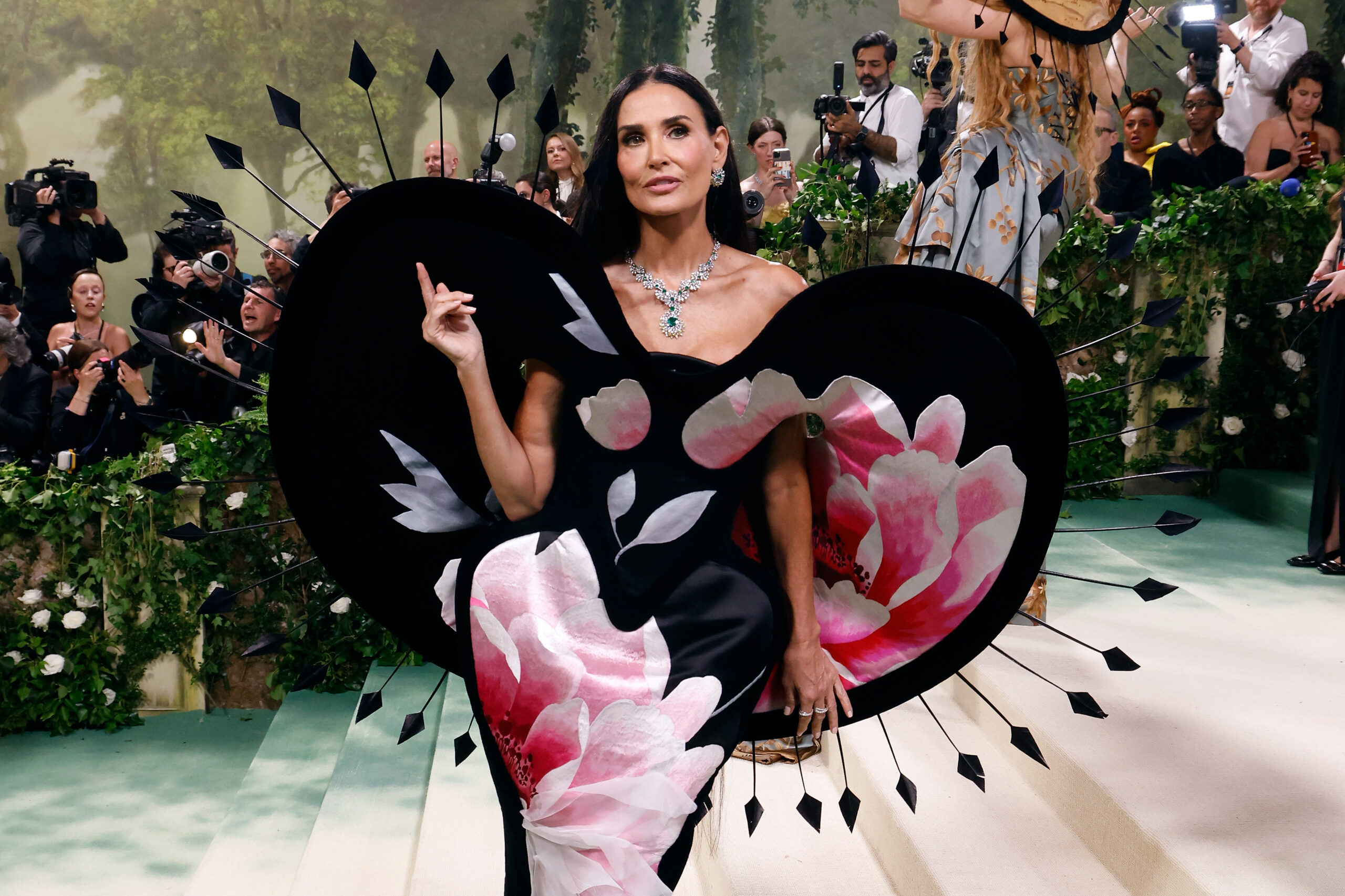 Demi Moore w oszałamiającej sukience na Met Gala – uszyta z tapety, a jej przygotowanie zajęło 11 000 godzin