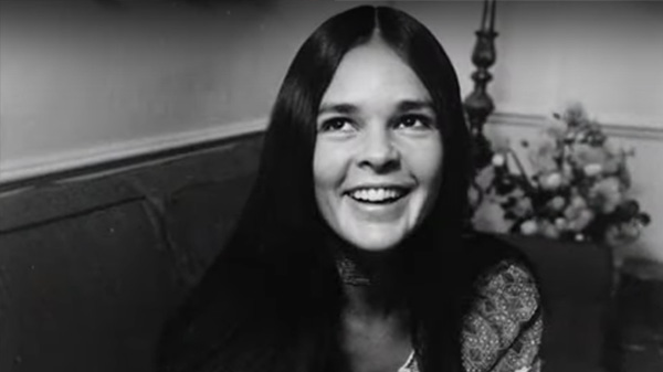 uśmiechnięta Ali MacGraw