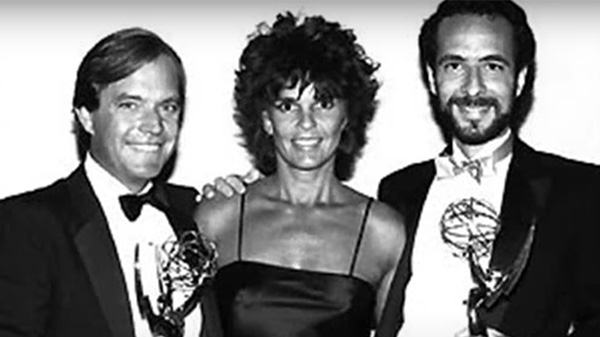 Ali MacGraw w otoczeniu dwóch mężczyzn
