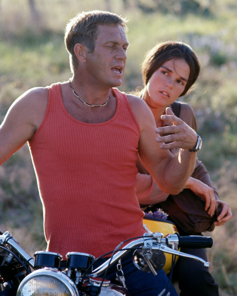 Ali MacGraw i Steve McQueen na motorze