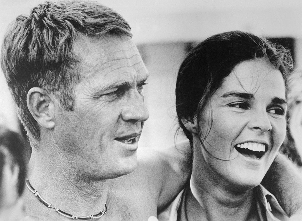Steve McQueen i Ali McGraw w scenie z filmu „Ucieczka gangstera”