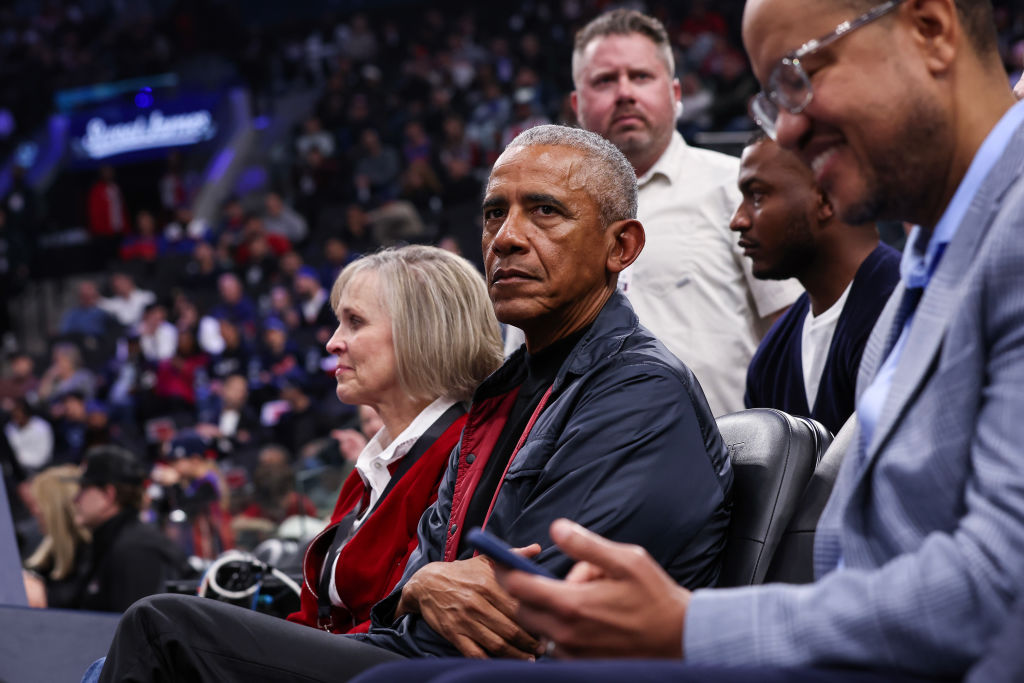 Barack Obama siedzi na hali pełnej ludzi