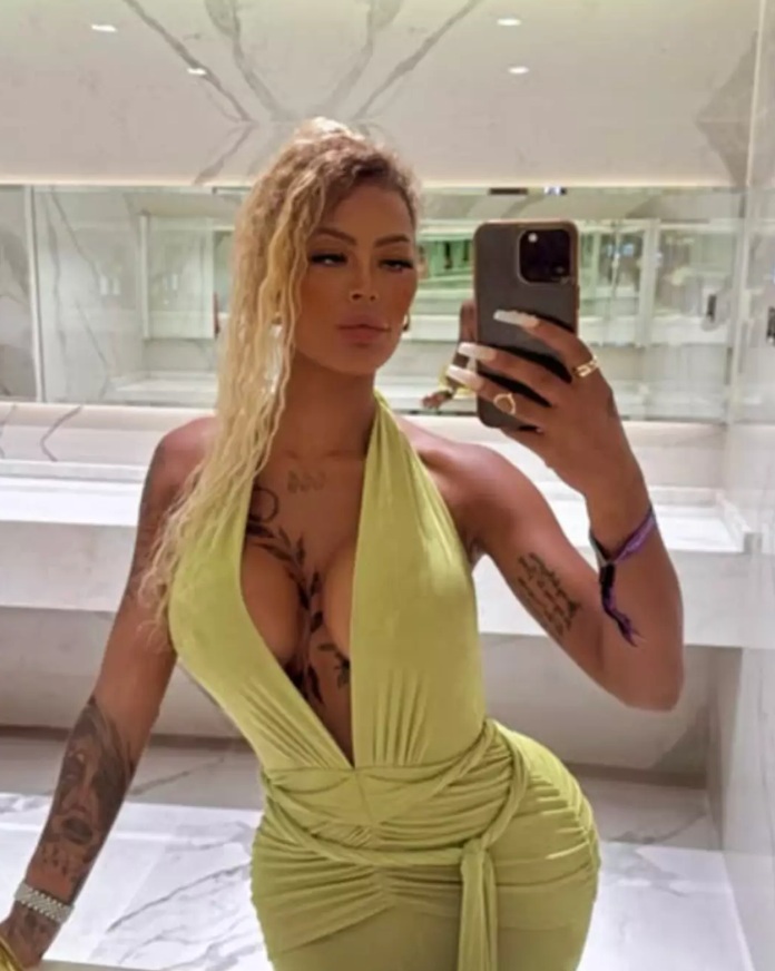 Chelsea robi sobie zdjęcie