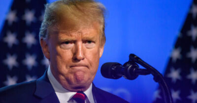 Donald Trump przy mikrofonie