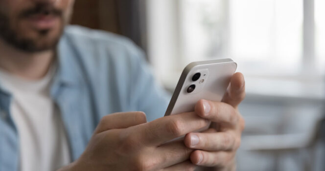 Mężczyzna przegląda telefon
