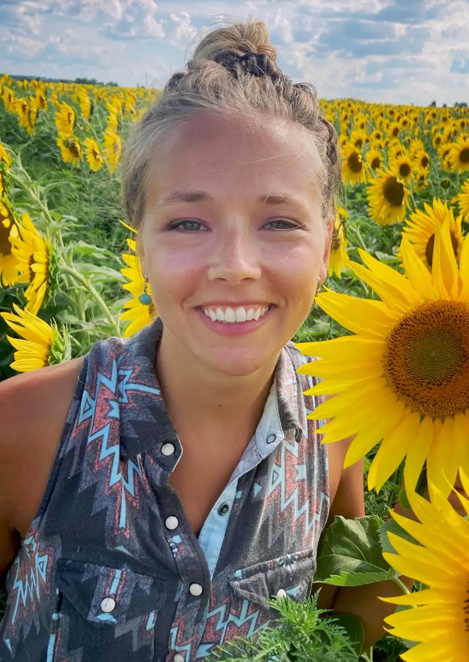 Samantha Stites na polu słoneczników