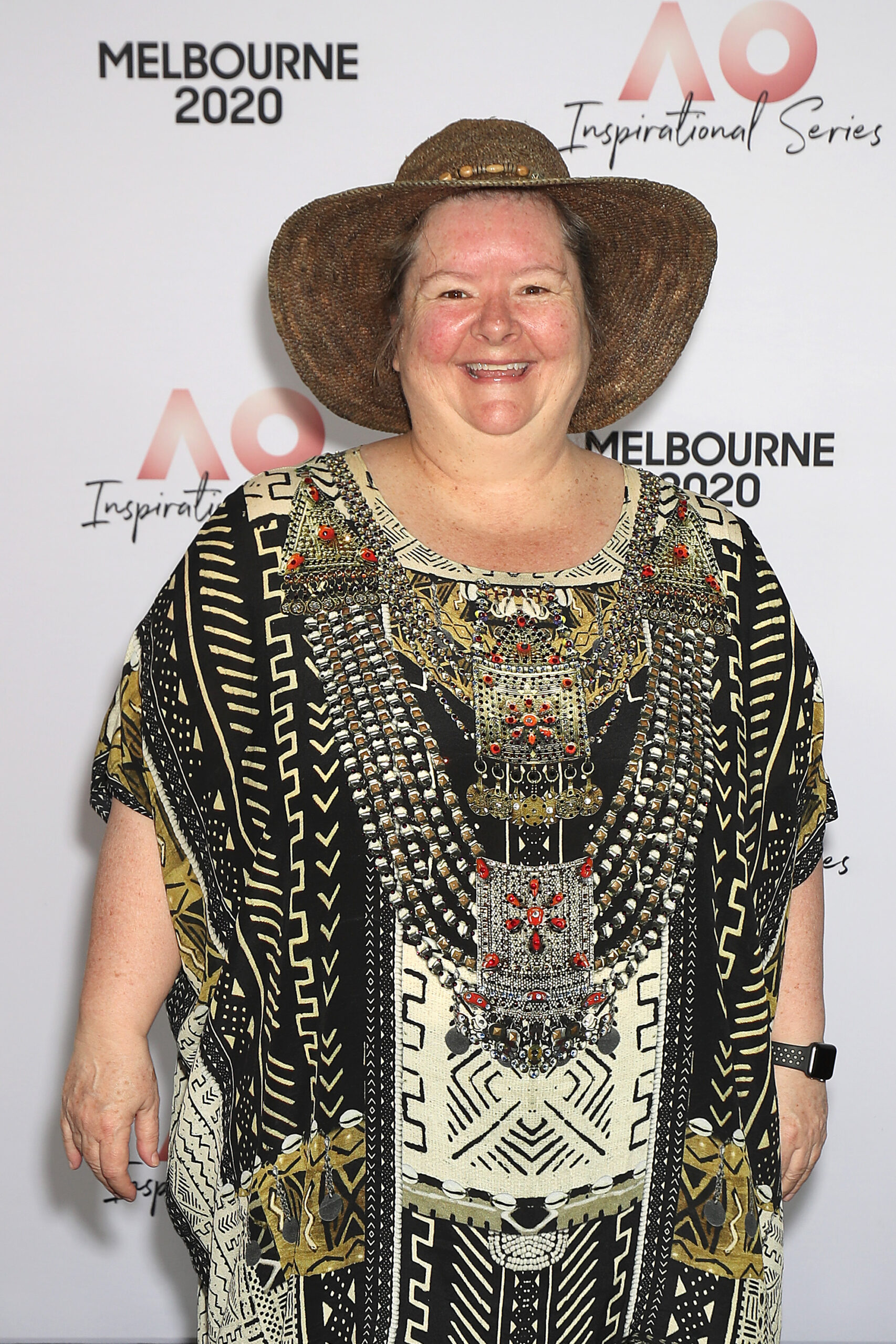 Magda Szubanski w kapeluszu i etnicznej tunice na ściance