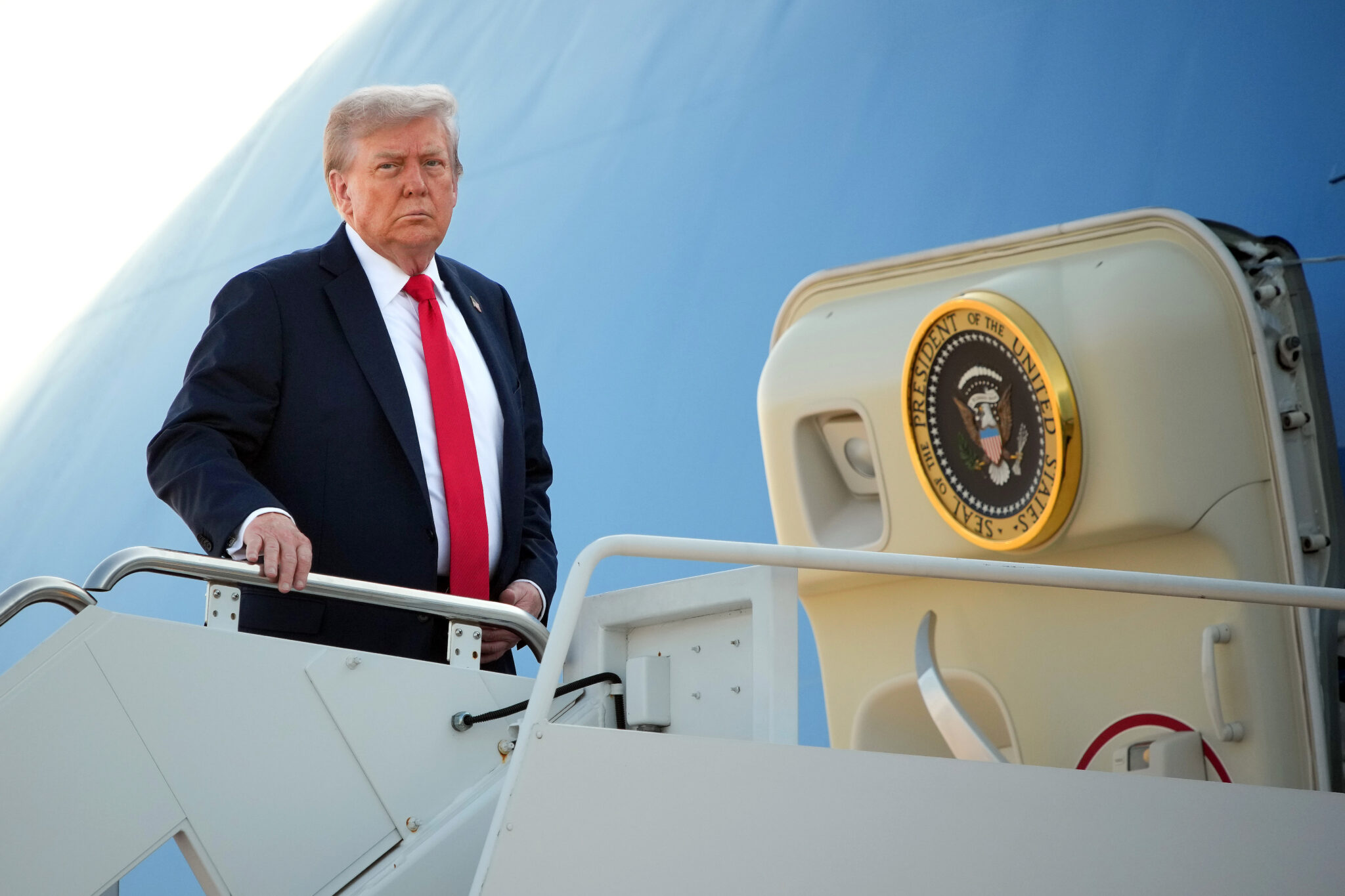 Donald Trump w czerwonym krawacie