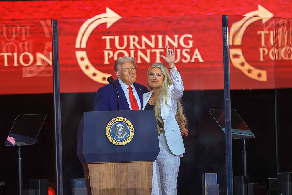 Erika Kirk i Donald Trump na scenie za kuloodporną barierą ochronną