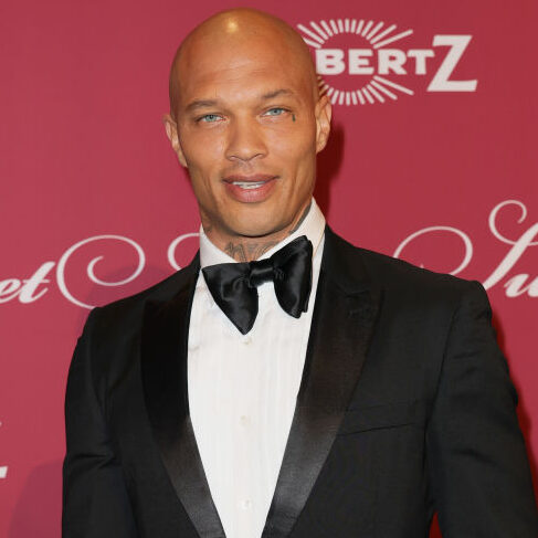 Jeremy Meeks na ściance w eleganckim stroju