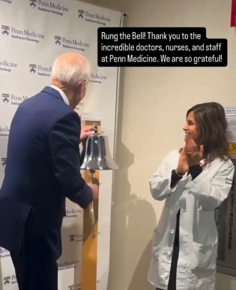 Joy Biden bije w dzwonek, a pracownik szpitala klaszcze w ręce
