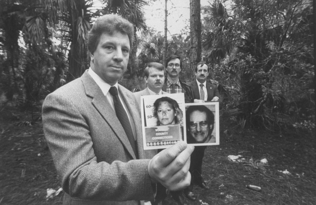 czterech mężczyzn, jeden z nich trzyma zdjęcie Aileen Wuornos 