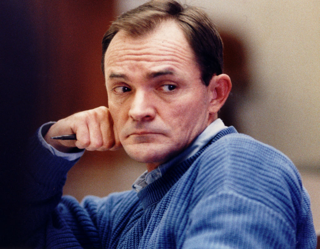 Randy Kraft w niebieskim swetrze podpiera się o rękę