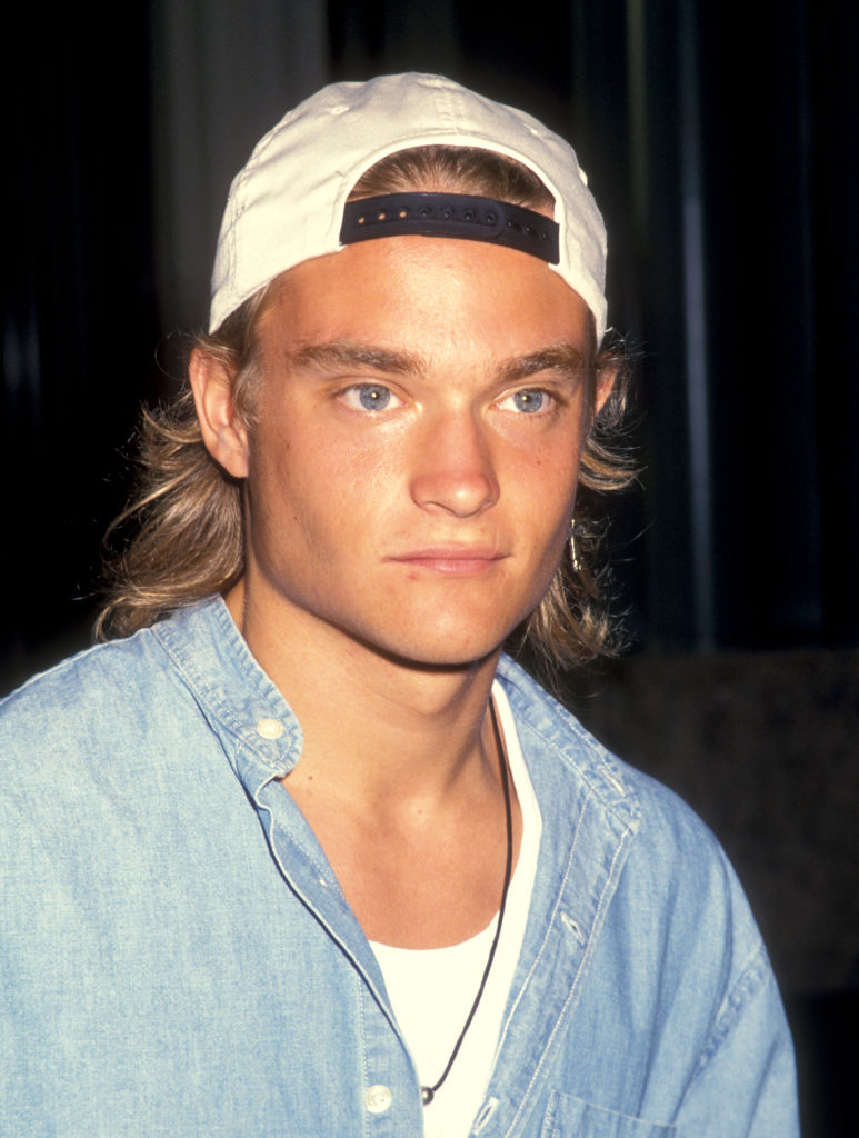 Chad Allen w czapeczce i koszuli