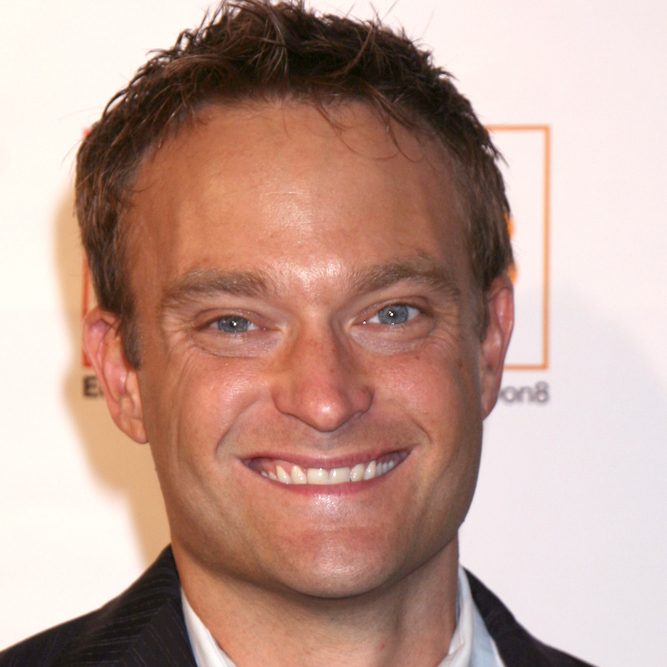 uśmiechnięty Chad Allen