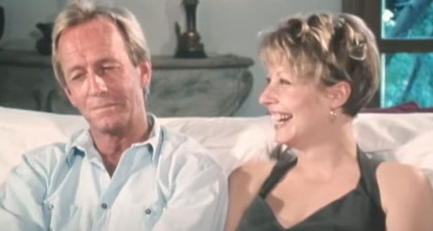 Paul Hogan i Linda Kozlowski siedzą na kanapie