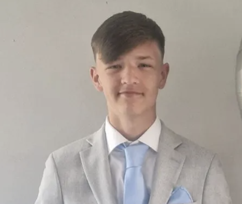 Harley Andrews w garniturze