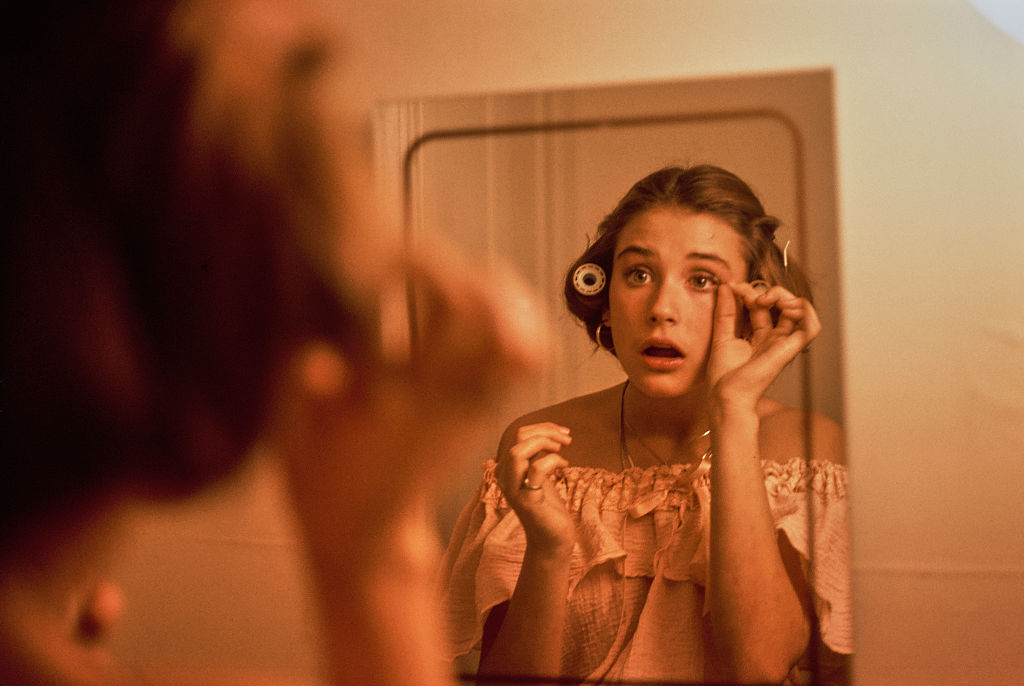 dziewczyna  przegląda się w lustrze