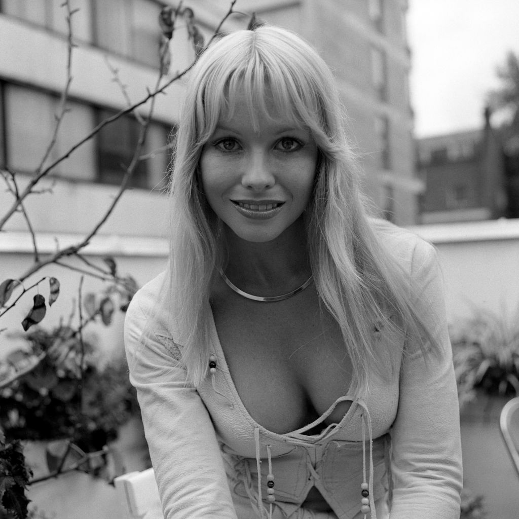 Pamela Stephenson w bluzce z dekoltem