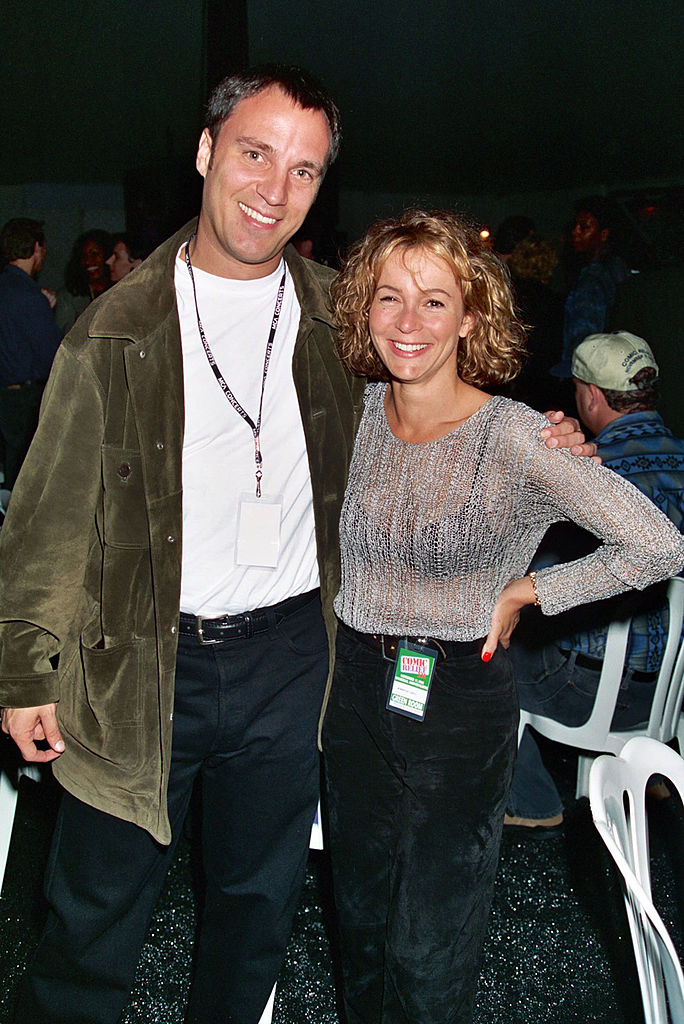 uśmiechnięta Jennifer Grey i mężczyzna