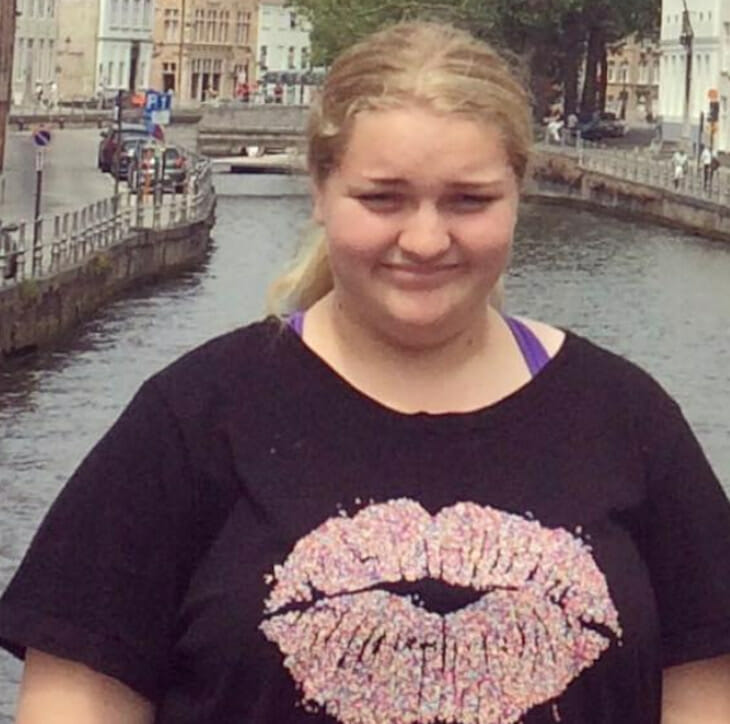 otyła blondynka w czarnej koszulce z grafiką ust