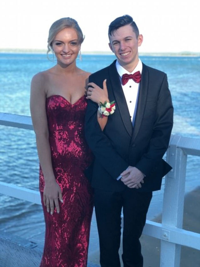 Josie Desgrand w wieczorowej sukni z mężczyzną w garniturze u boku