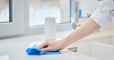 przecieranie szmatką blatu