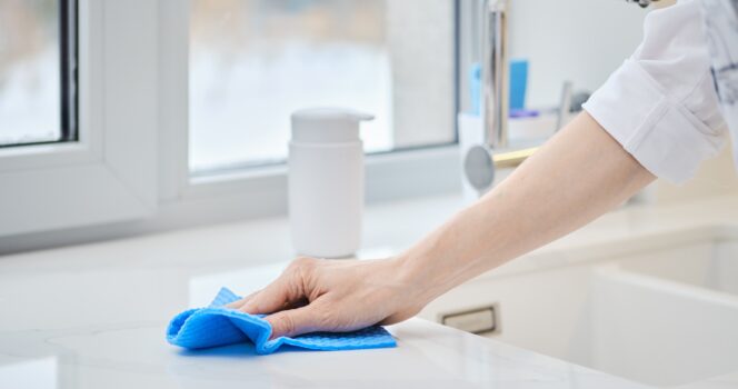 przecieranie szmatką blatu