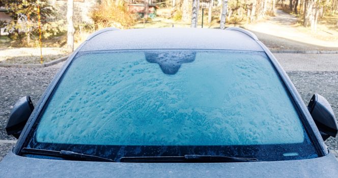 samochód z zamarzniętą przednią szybą