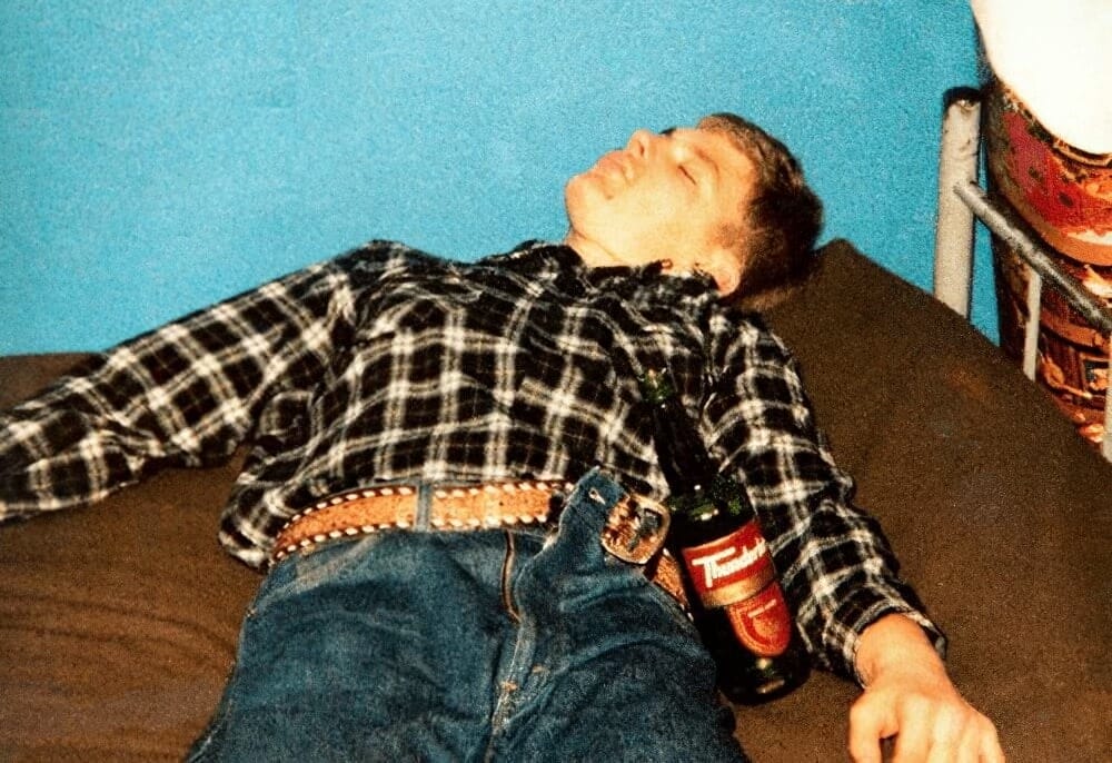  Jeffrey Dahmer leży na łóżku