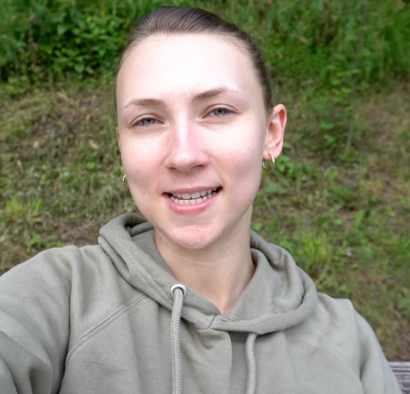 Ilva Ignatovica w bluzie z kapturem