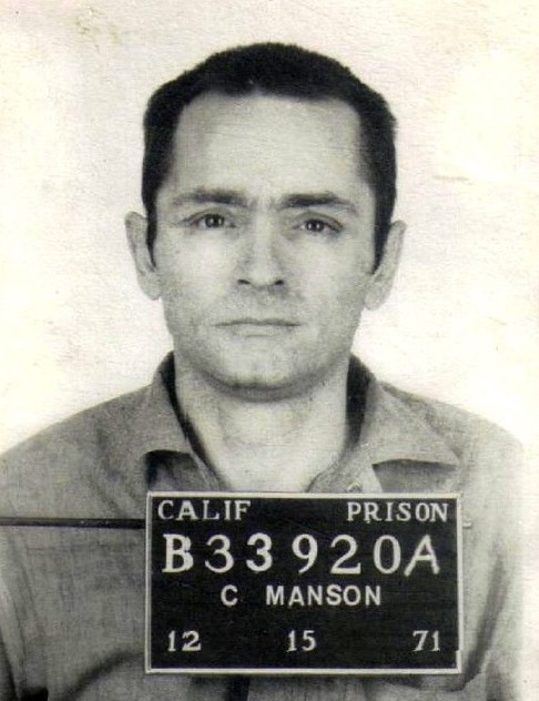 Charles Manson w średnim wieku na zdjęciu z więzienia