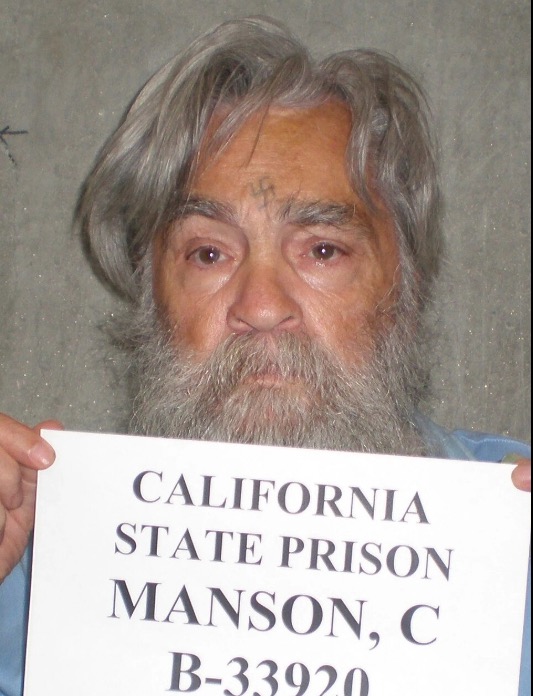 siwy, zarośnięty Charles Manson na zdjęciu kalifornijskiego więzienia