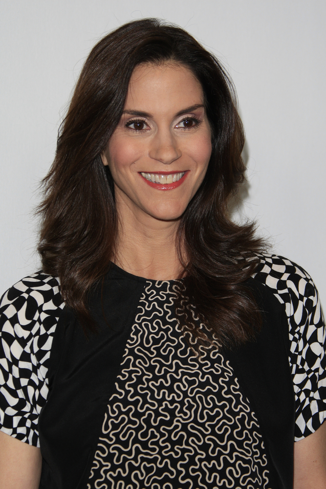 Jami Gertz,w biało czarnej wzorzystej kreacji